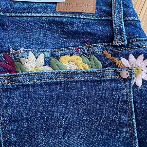 Judy Blue embroidered boyfriend jeans - Picture 4 of 10